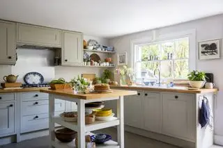 小さなコテージキッチンのアイデアシェーカーキャビネット