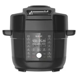 Un Instant Pot Duo Crisp avec couvercle ultime sur fond blanc