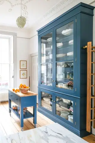 cassettiera da cucina blu con frontale in vetro e macelleria da cucina blu