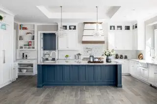 Cucina Americana Bianca Con Grande Isola Blu E Piano Cottura Bianco