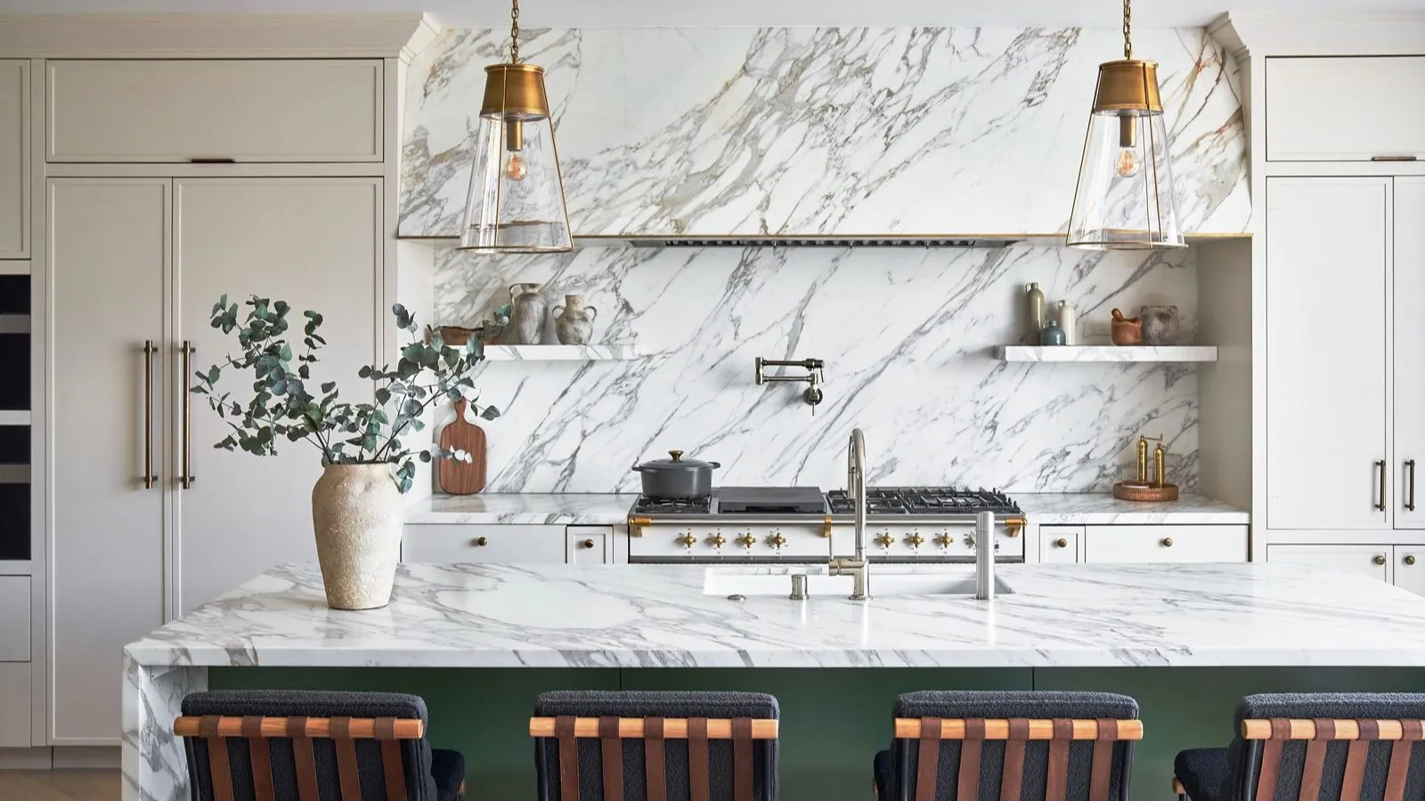 흰색 캐비닛, 대리석 조리대, 백스플래시, 녹색 섬이 있는 대형 주방' loading='lazy' title=