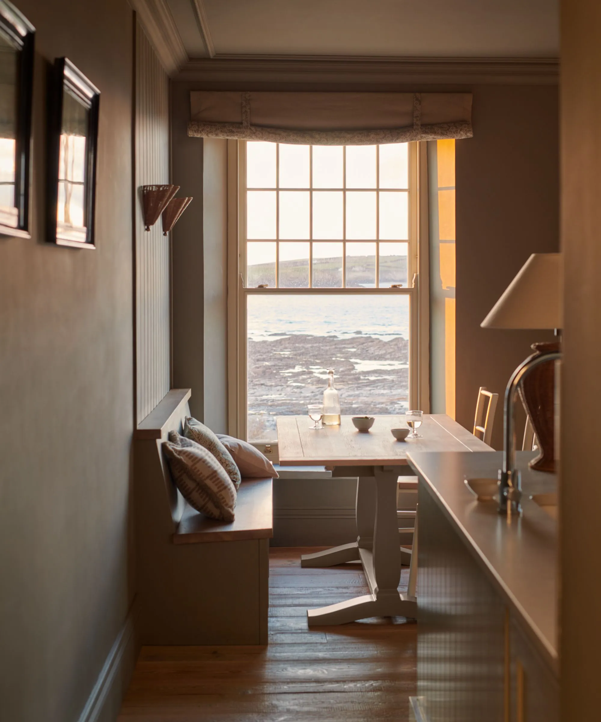 창가 끝에 연회장 식사 공간이 있는 해안 주방' loading='lazy' title=