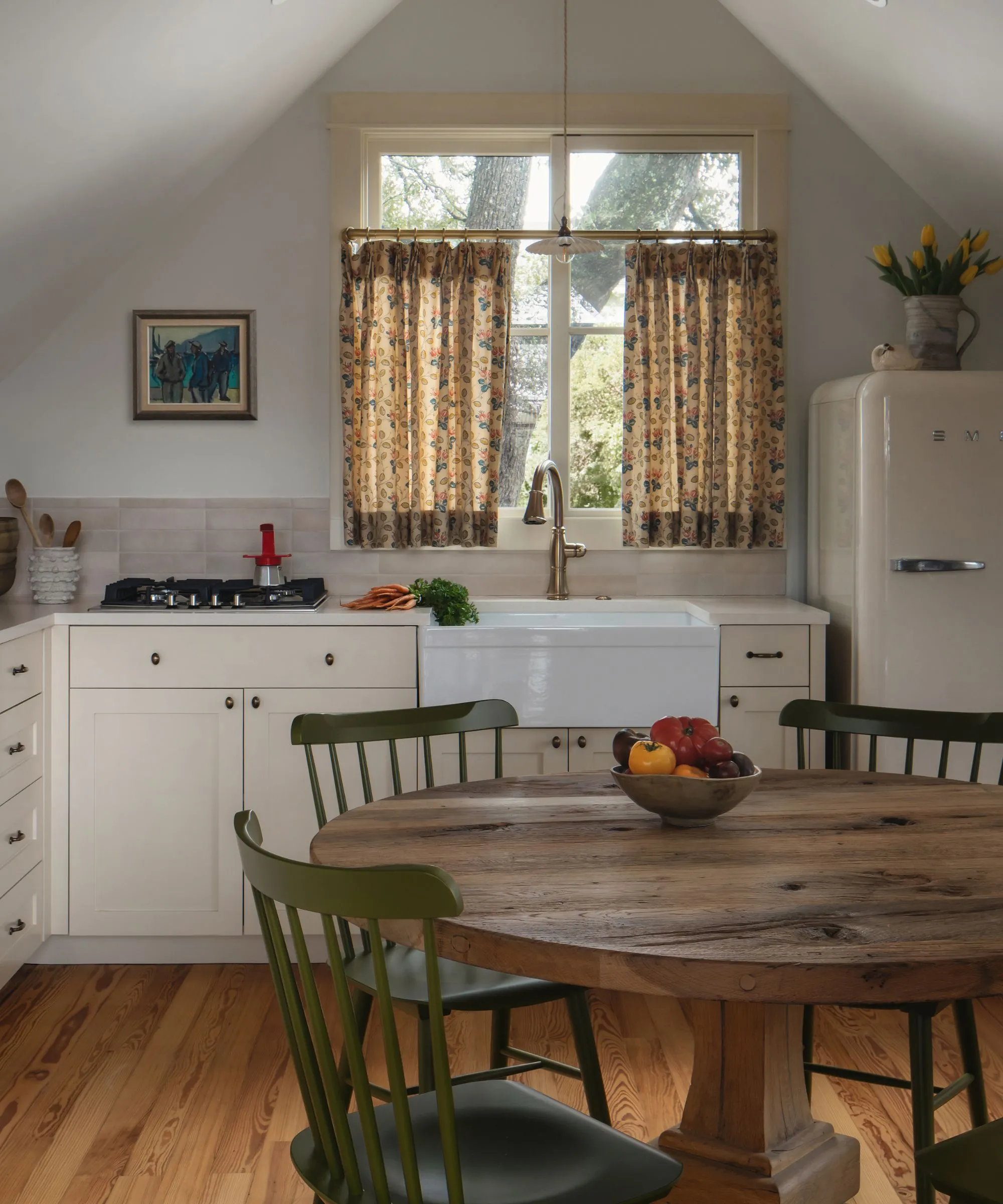 베이지색 캐비닛과 벽, 귀여운 카페 커튼이 있는 작은 주방' loading='lazy' title=