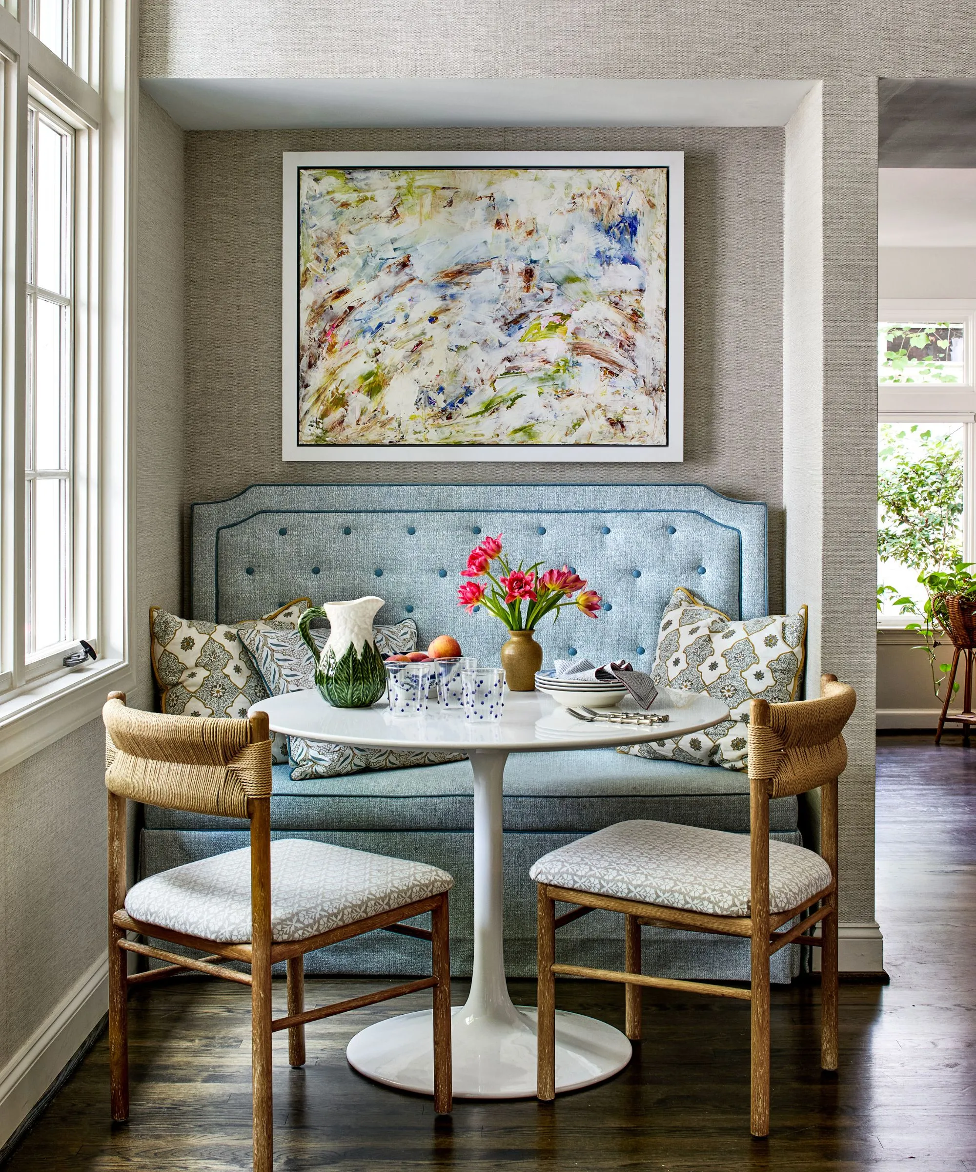 파란색 연회장, 둥근 흰색 테이블, 나무 식탁 의자 2개가 있는 작은 주방 식사 공간' loading='lazy' title=