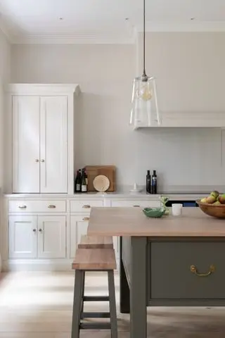 Cuisine neutre avec îlot gris par Humphrey Munson