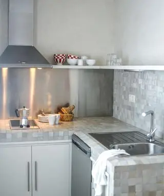 Flisebelagte bordplader i et neutralt farvet køkken