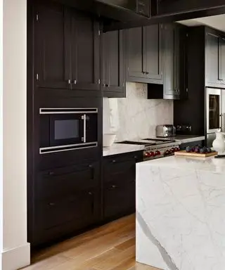 Avez-vous vraiment besoin d'un micro-ondes ? Chefs et cuisiniers à domicile partagent leurs réflexions sur ce confort du quotidien