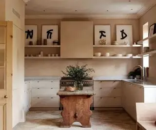 Petite cuisine avec armoires autoportantes