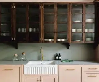 Petite cuisine avec un évier cannelé