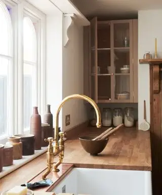 Cuisine moderne et rustique avec étagères vitrées et évier de majordome