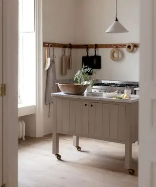 Cuisine rose avec un bloc de boucher pour îlot