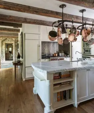 petite cuisine avec support à casseroles au plafond