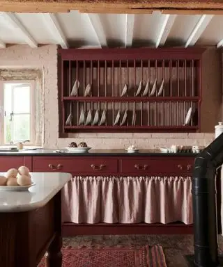 Petite cuisine avec portes d'armoires remplacées par des rideaux