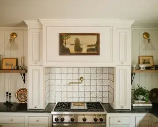 農家スタイルのキッチンに軍用の白いフードとタイル張りのバックスプラッシュを備えた小さな白いキッチンのアイデア