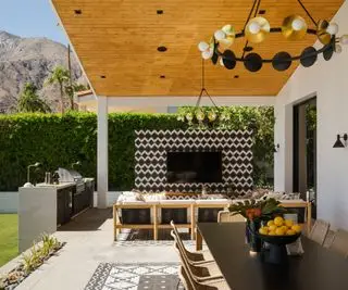 Cucina esterna coperta con vista sulle montagne