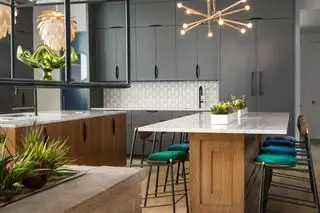 cuisine grise avec îlots de cuisine doubles