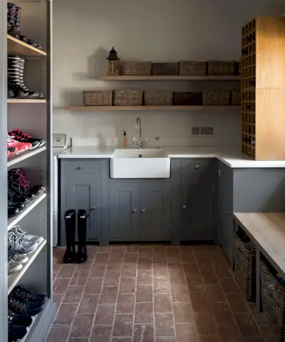 Une buanderie lumineuse avec de hauts placards et une échelle en bois.