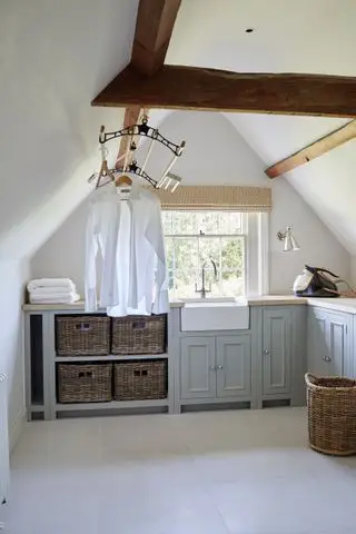 Une buanderie avec poutres et chemises propres suspendues pour sécher