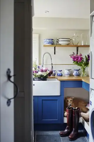 Buanderie avec un coin lit pour chien