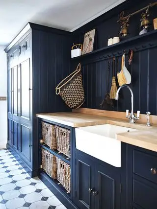 Buanderie peinte en noir