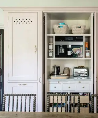 일반 영국식 주방 핑크색 식료품 저장실 찬장과 커피 스테이션 구석