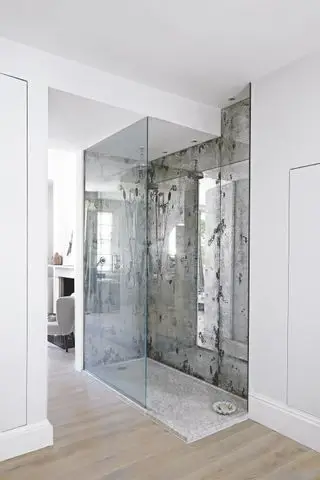 douche à l'italienne avec parquet, murs en verre miroir, porte de douche en verre, plan ouvert
