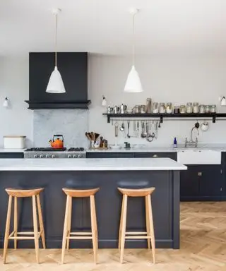 šejkrová kuchyně, modrá a bílá moderní šejkrová kuchyně