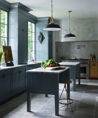 두 개의 섬이 있는 주방