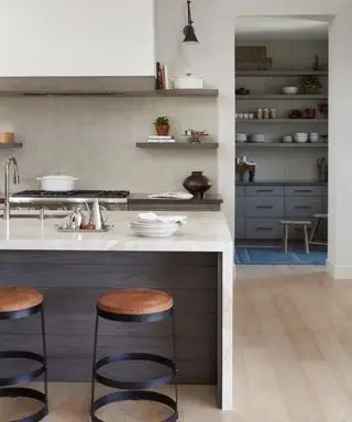 뒤쪽 주방과 개방형으로 연결된 주방과 나무 바닥