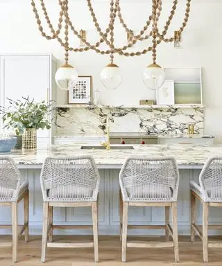 거대한 조명이 있는 파란색과 흰색 주방