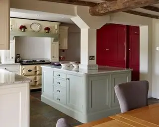 真ん中に柱がある農家のアイランドキッチンのアイデア