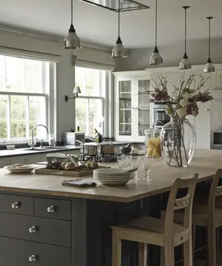 アイランドとその上に照明が付いた農家のキッチン