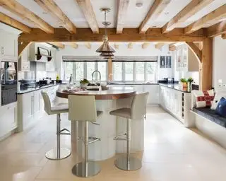 円形アイランド付きの農家のキッチン