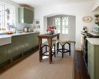 小さなアイランドのある農家のキッチン