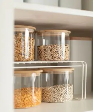 木製蓋付きガラスポット、白い格子棚