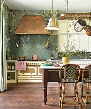 Cuisine anglaise avec papier peint fantaisiste, îlot autoportant et parquet