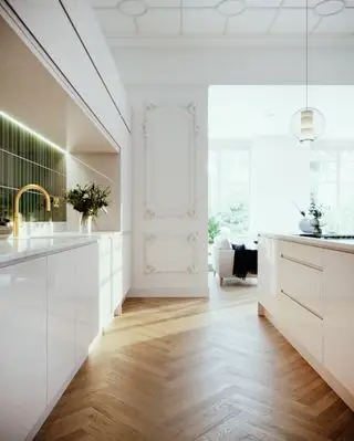 מטבח בסגנון דירה לבן עם רצפת עץ, פירוט ארכיטקטוני, נוף לספה ברקע, כיסוי אריחים ירוק