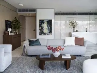 אזור מטבח סלון פתוח עם ריהוט מפותל, ארונות מטבח מבריק לבן