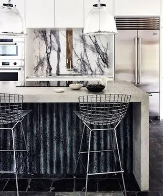 Moderná rustikálna kuchyňa s kuchynským ostrovčekom z vlnitého plechu