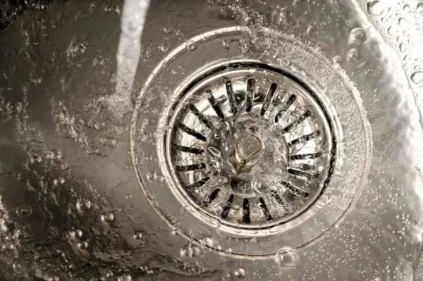 Comment changer le drain d'un évier de cuisine – en quatre étapes faciles