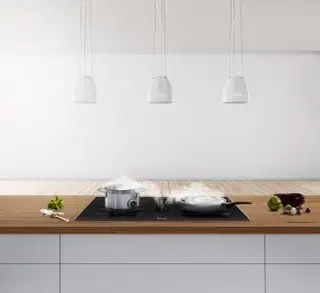 רעיונות למטבח מודרניים הכוללים מחלץ בוש בעיצוב לבן.