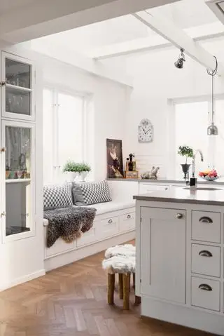Cuisine scandinave blanche avec parquet et murs blancs