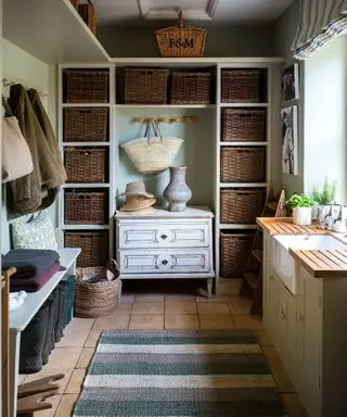 חדר כביסה עם ארונות ומדף