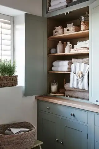 Szafka na pościel w spiżarni