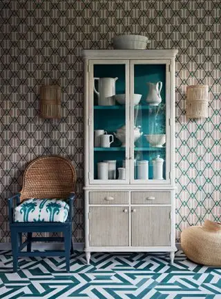 Idées de revêtements de sol de cuisine colorés illustrés de carreaux bleus à imprimé géométrique dans un schéma bleu à motifs.