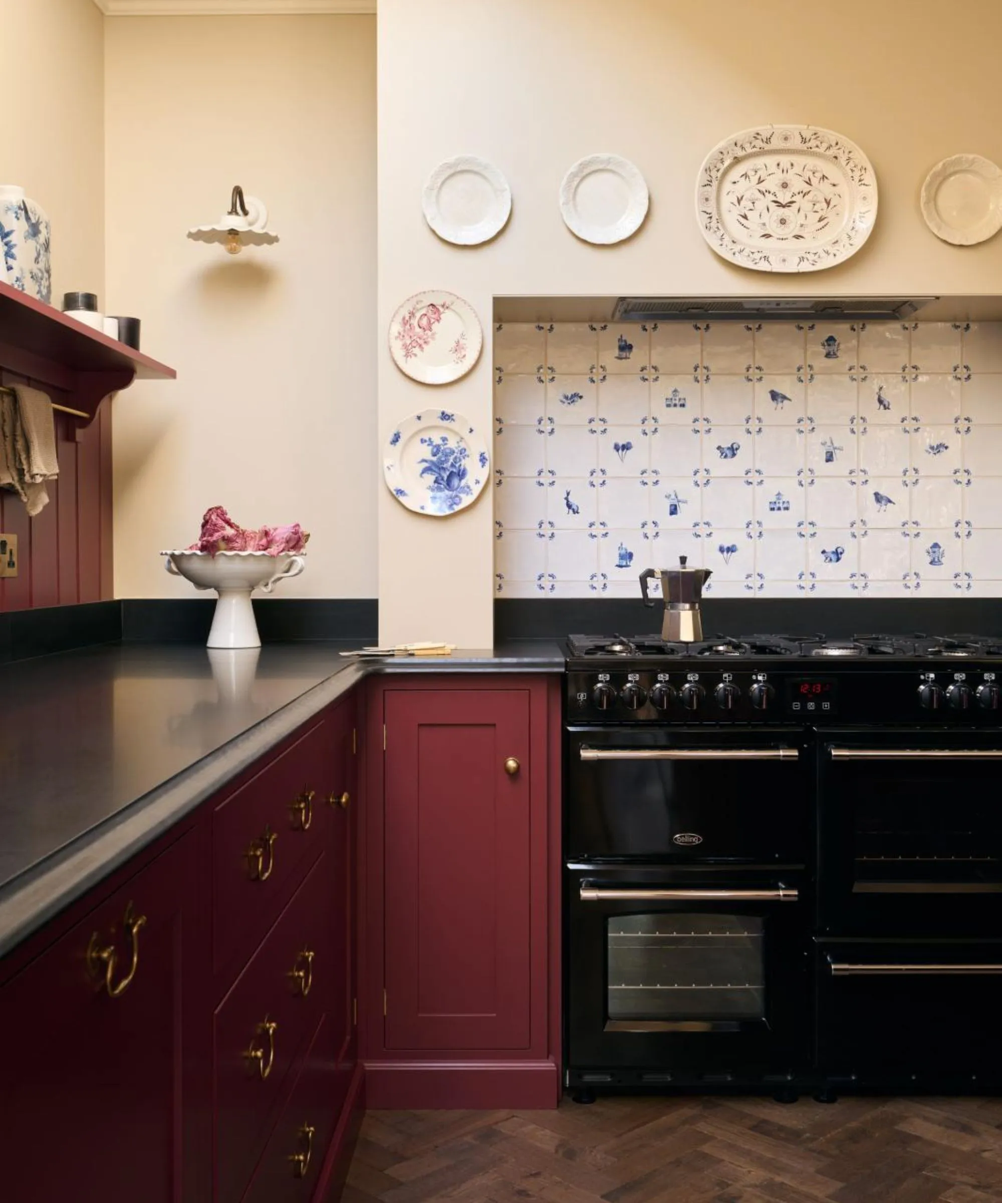 빈티지 델프트 타일로 마감된 대형 레인지쿠커와 후드가 있는 버건디 레드로 칠해진 빈티지 스타일 셰이커 주방' loading='lazy' title=