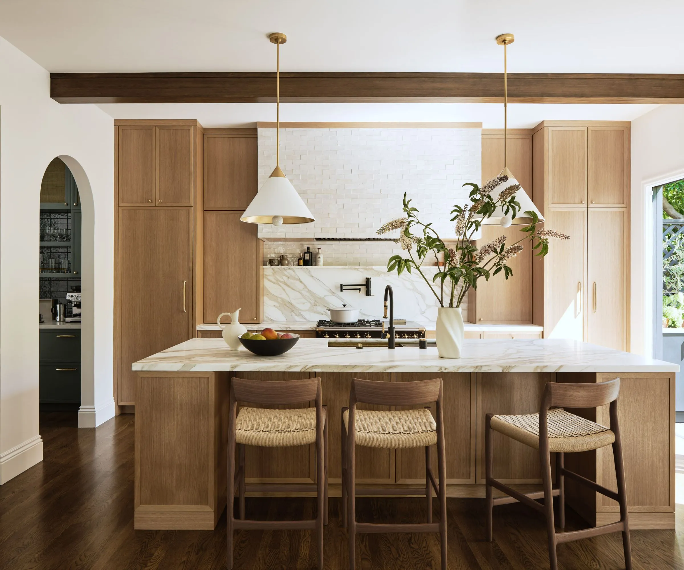 목재 유닛과 아일랜드가 있는 주방' loading='lazy' title=