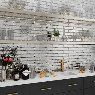 上に金属製のバックスプラッシュが付いた青いキッチン キャビネット