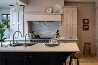 アイランドキャビネットとニュートラルキャビネットを備えたキッチン