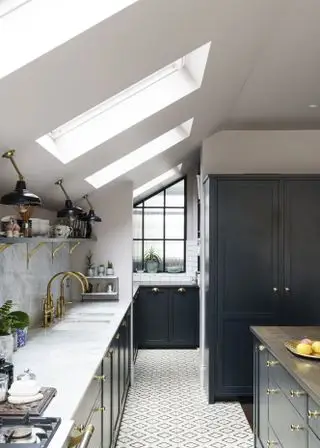 淡い色のカウンタートップと青いキャビネットを備えたキッチン